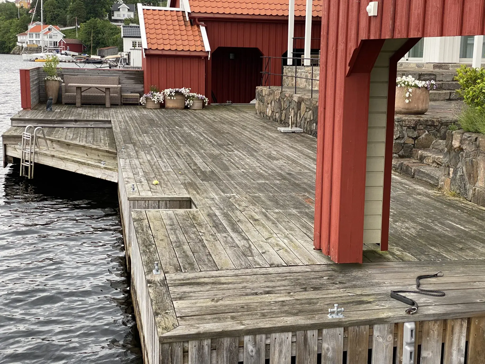 Fasadevask ved brygge og utsatte uteområder