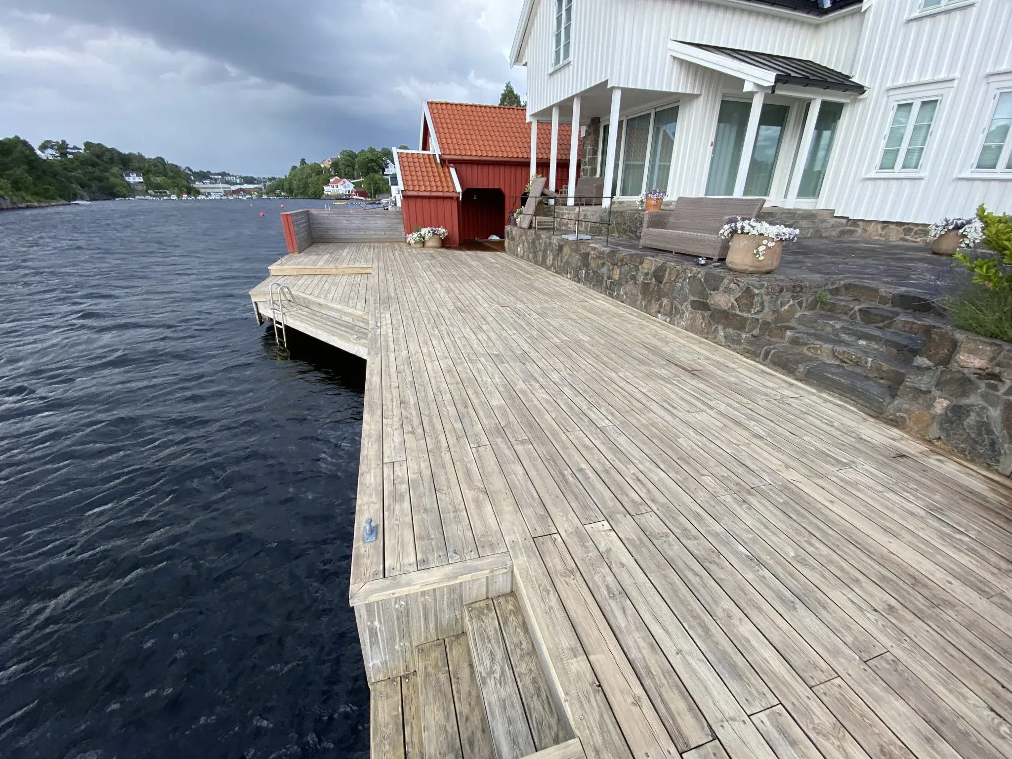 Fasadevask ved brygge og utsatte uteområder